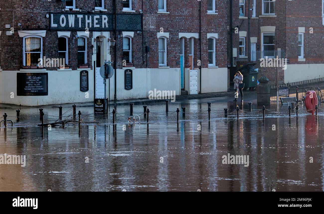 York, 17. Januar 2023. Der Fluss Ouse ist sehr hoch und es gibt Hochwasserwarnungen, während Yorkshire blauen Himmel, bittere Kälte und hellen Sonnenschein sieht. Bildnachweis: Ernesto Rogata/Alamy Live News Stockfoto
