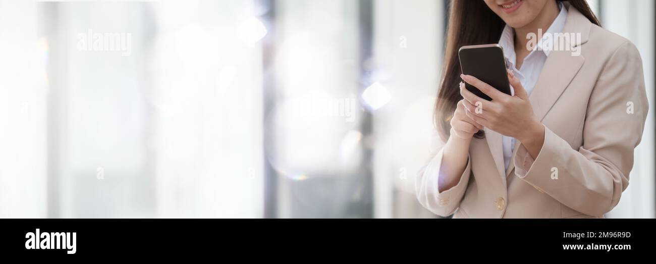 Eine Geschäftsfrau vervollständigt KYC mithilfe eines Online-Banking-Programms, um ein digitales Sparkonto zu eröffnen. Die Definition von Cyber-Sicherheit Stockfoto