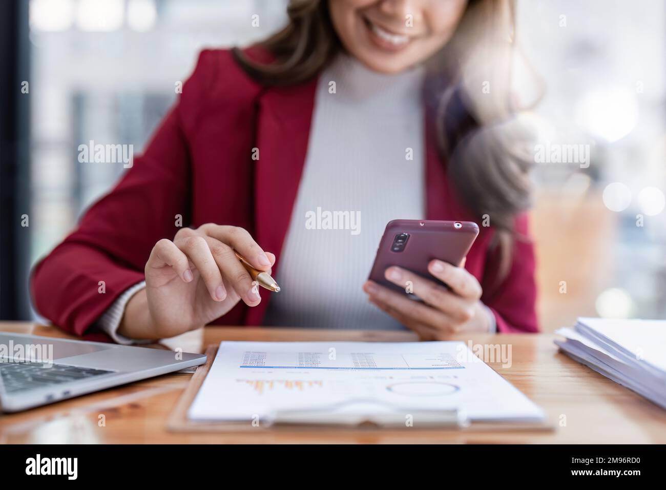 Eine Geschäftsfrau vervollständigt KYC mithilfe eines Online-Banking-Programms, um ein digitales Sparkonto zu eröffnen. Die Definition von Cyber-Sicherheit Stockfoto