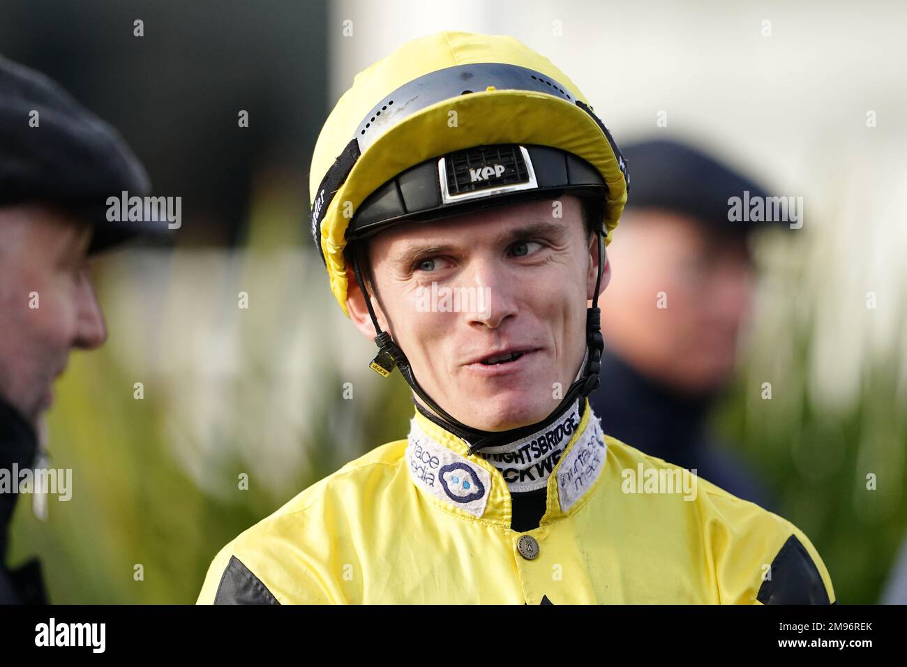 Jockey Phil Dennis vor dem Join Racing TV Now Handicap auf der Rennbahn