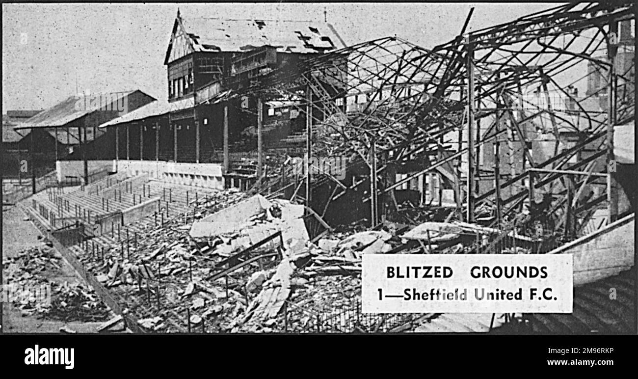 Damaged stand auf dem Sheffield United Football Ground (Bramall Lane) nach Bombenangriffen auf die Stadt im Zweiten Weltkrieg. Stockfoto