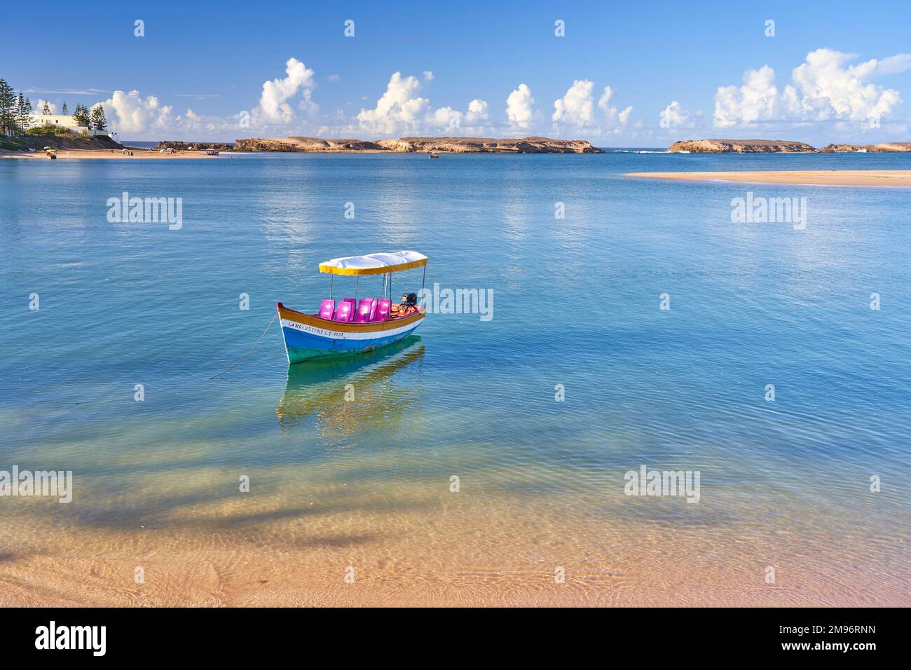 Blick auf die Bucht und das Touristenboot in Oualidia, Marokko, Afrika Stockfoto