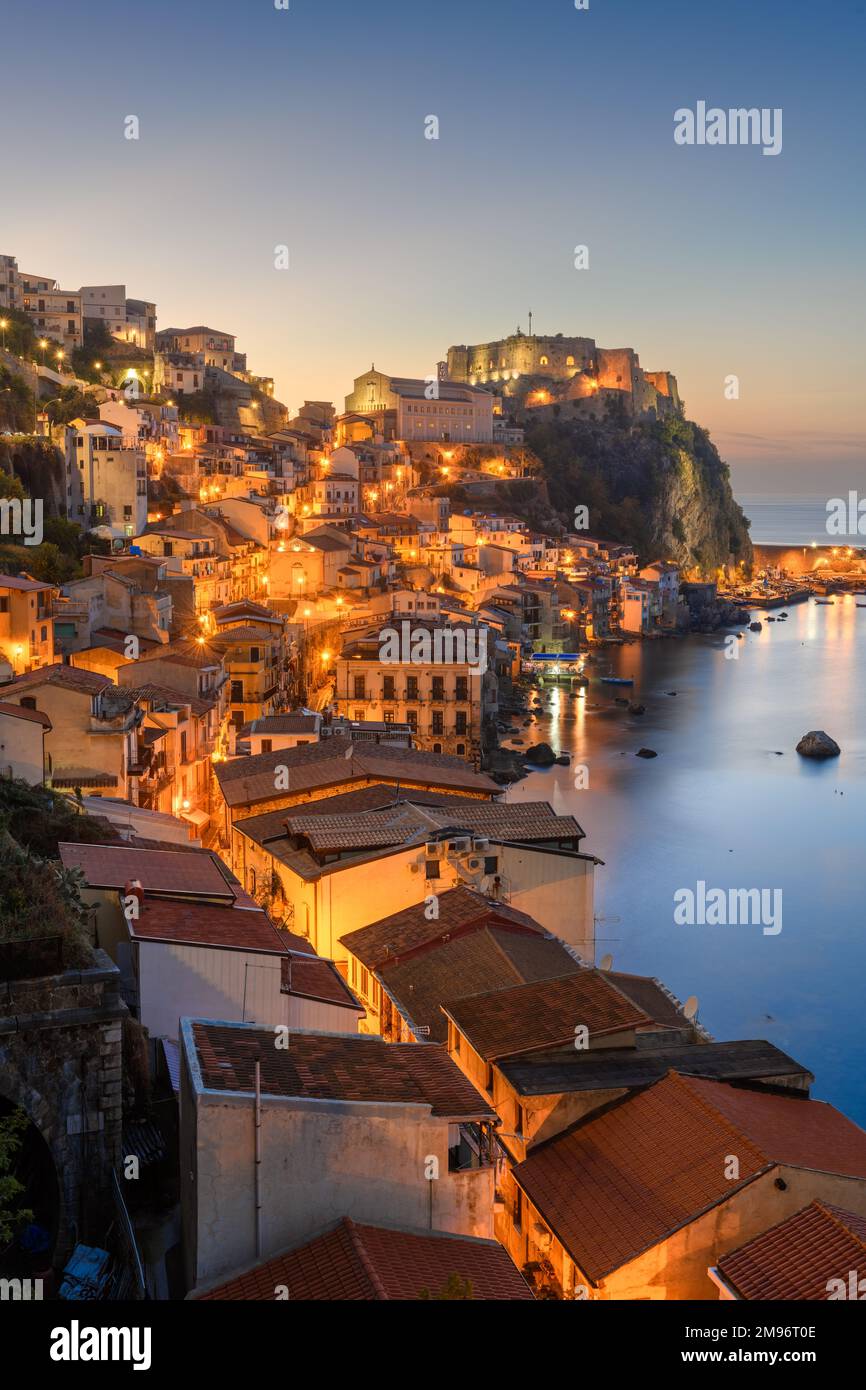 Scilla, Italien am Mittelmeer in der Dämmerung. Stockfoto