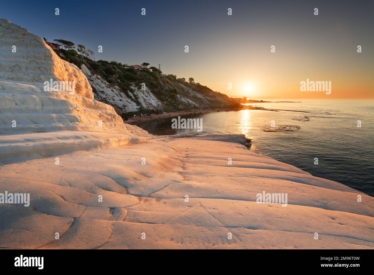 Felsige Klippen der Türken in Agrigento, Sizilien, Italien bei Sonnenaufgang. Stockfoto