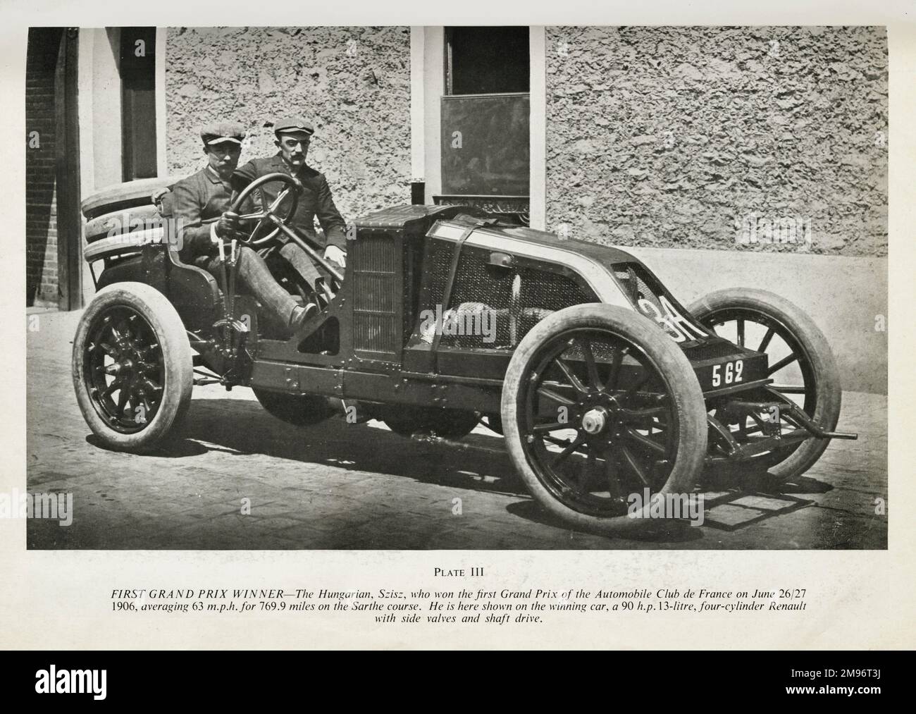 Erster Grand-Prix-Gewinner – der Ungarn Szisz, der am 26/27 1906. Juni den ersten Grand Prix des Automobile Club de France gewann, wobei er auf dem Sarthe-Platz durchschnittlich 63 km/h auf 769,9 km/h erreichte. Er wird hier im Siegerauto gezeigt, einem Renault mit 90 ps, 13 Liter, Vierzylindermotor, Seitenventilen und Wellenantrieb Stockfoto