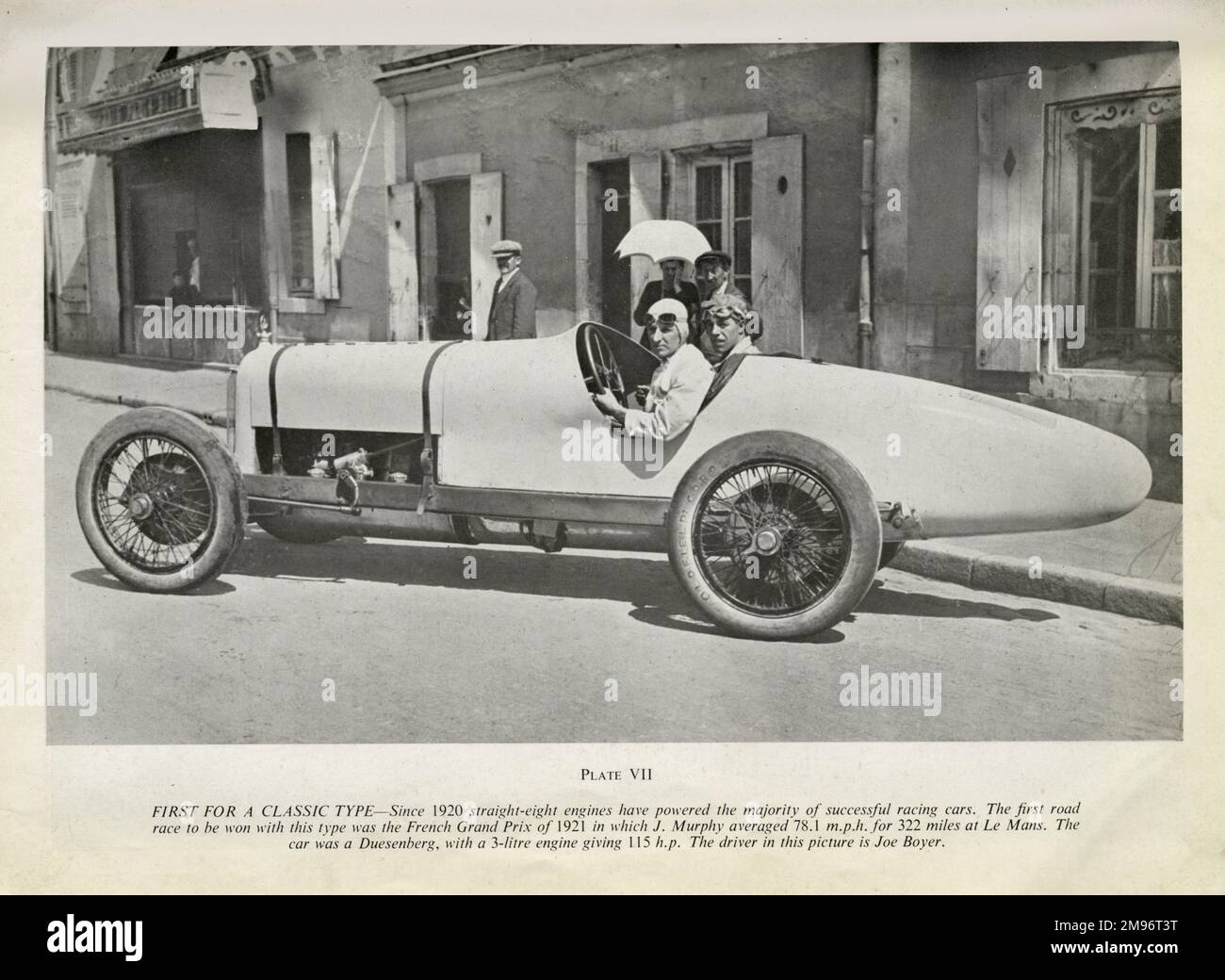 Das erste Straßenrennen, das von einem Motor gewonnen wurde, der von einem geradeaus-Motor angetrieben wurde, war der Grand Prix 1921 in Frankreich, bei dem J Murphy in Le Mans durchschnittlich 78,1 km/h über 322 km/h erreichte. Das Auto war ein Duesenberg mit einem 3-Liter-Motor und einer Leistung von 115 ps. Der Fahrer auf diesem Foto ist Joe Boyer Stockfoto