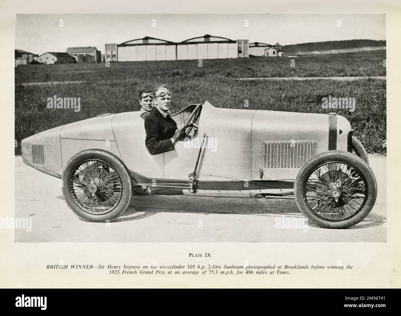 Sir Henry Segrave auf dem Sechszylinder-Sunbeam mit 105 ps und 2 Litern, das in Brooklands fotografiert wurde, bevor er 1923 den französischen Grand Prix mit durchschnittlich 75,3 km/h für 496 km bei Tours gewann Stockfoto