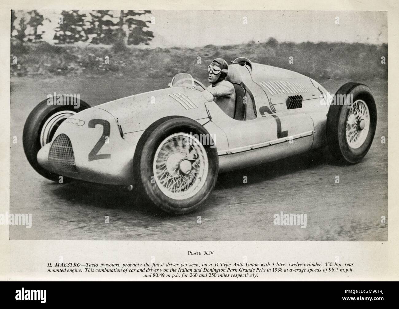 Tazio Nuvolari, wahrscheinlich der beste Fahrer in dieser Zeit, auf einem D-Type Auto-Union mit 3-Liter-12-Zylinder-Motor mit 450 ps hinten montiert. Diese Kombination aus Auto und Fahrer gewann 1938 den italienischen und Donington Park Grands Prix mit Durchschnittsgeschwindigkeiten von 96,7 mph bzw. 80,49 mph für 260 bzw. 250 Meilen Stockfoto