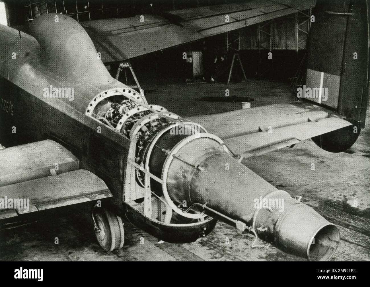 Avro Lancaster Mk.II „LL735/G“ wurde als fliegendes Testbett umgewandelt, um Metropolitan-Vickers F.2/4 Beryl für den Saunders-Roe SR.A/1 fliegenden Bootsjäger zu entwickeln. Stockfoto