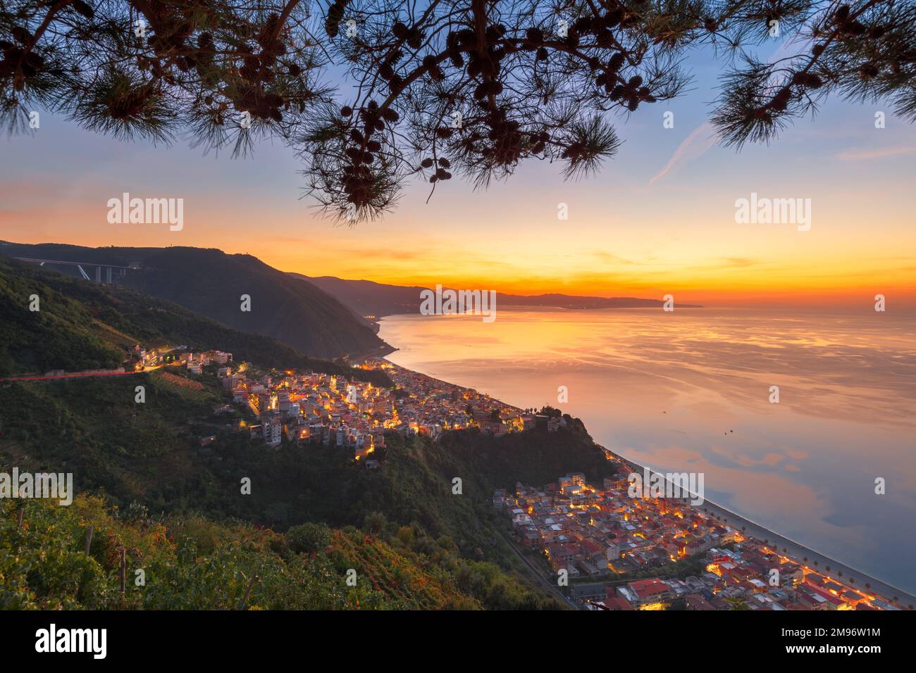 Bagnara Calabra, Italien, Stadtbild mit Blick auf das Tyrrhenische Meer. Stockfoto