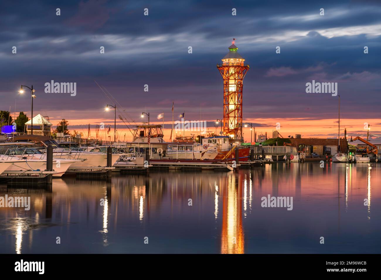 Erie, Pennsylvania, USA und Turm in der Abenddämmerung. Stockfoto