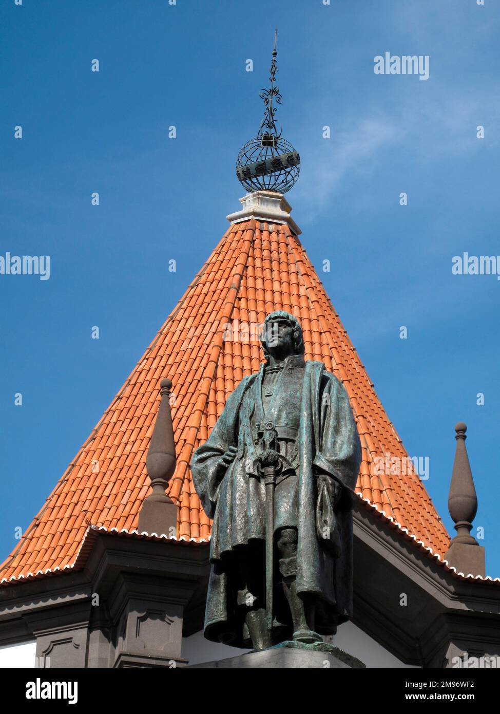 Portugal, Madeira, Funchal: Statue von Joao Goncalves Zarco (c.1390-1471) ein portugiesischer Explorer, der Madeira vor der Banco de Portugal entdeckt haben soll. Stockfoto