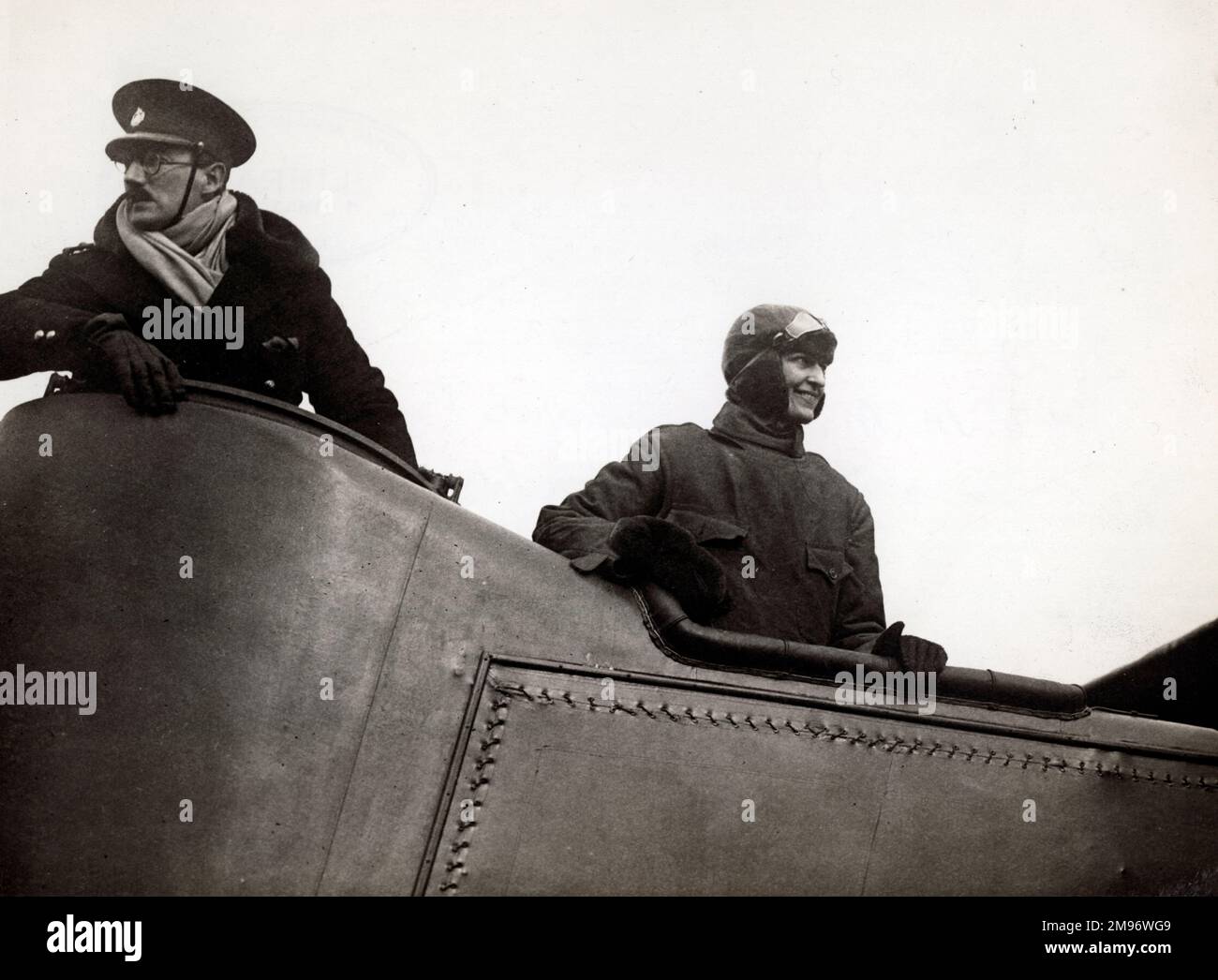 Lady Drogheda, „The Flying Countess“ (hinten) und Air Commodore Edward Maitland Maitland (1880-1921) (vorne), vor einem Flug in einer Handley Page O/100 in Cricklewood im Jahr 1918. Stockfoto