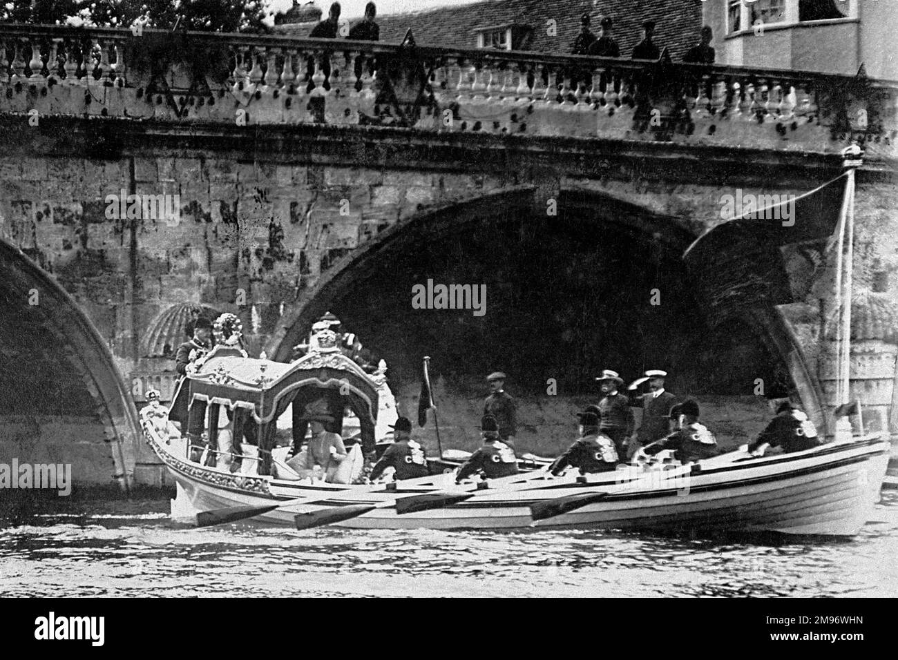 Königlicher Besuch der Henley Regatta in Oxfordshire im Jahr 1912. Der königliche Kahn an der Henley Bridge Stockfoto