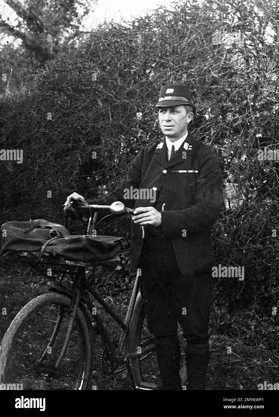 Typische Kleidung für einen Postboten in den 1920 Jahren Foto in Binfield Heath bei Henley-on-Thames Stockfoto