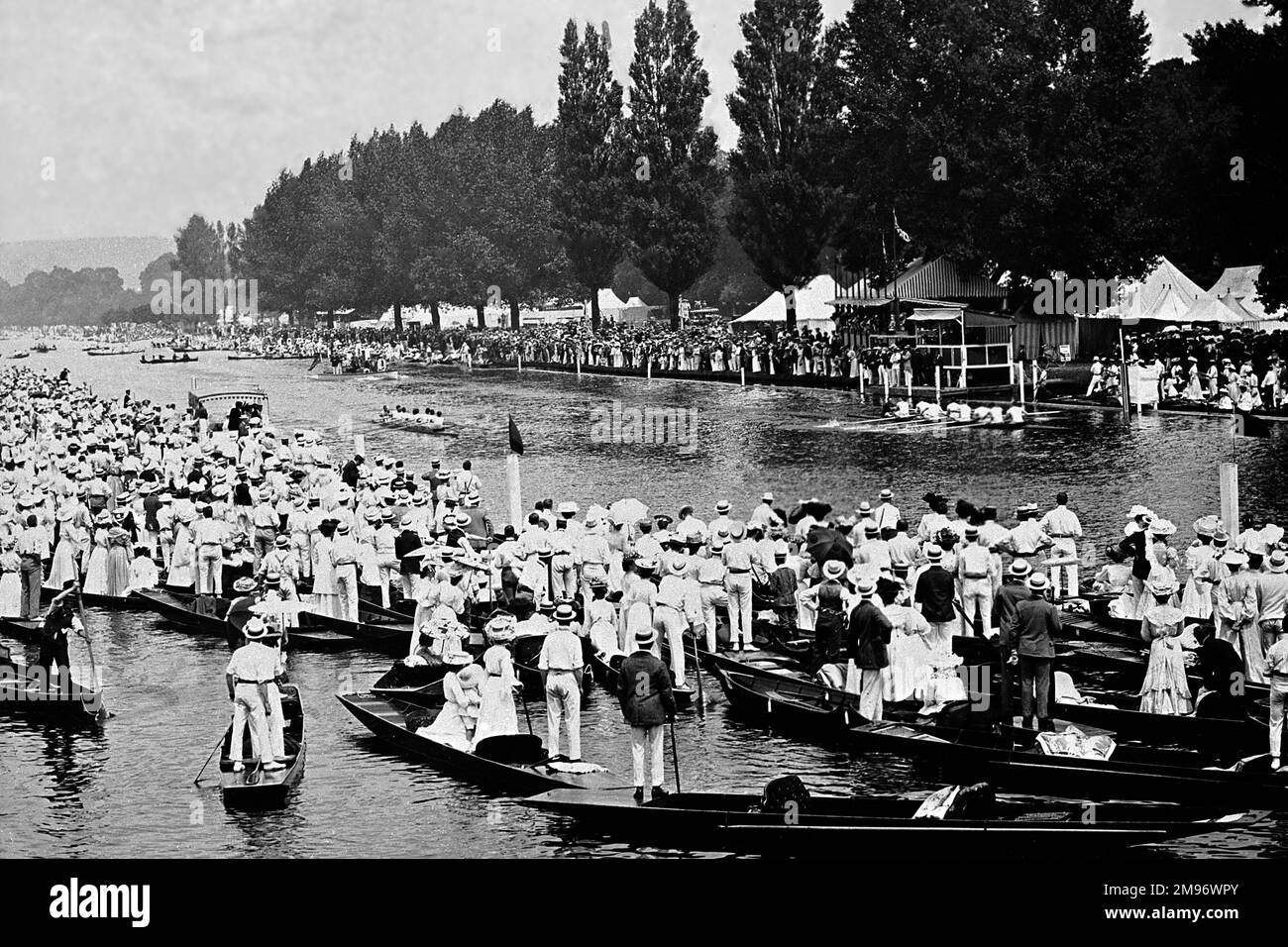 Menschenmassen an der Ziellinie, Henley-on-Thames Royal Regatta - Anfang 1900er Stockfoto