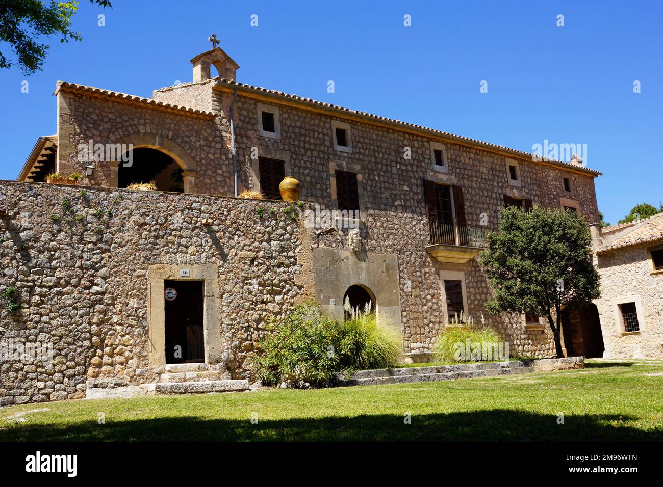 Mallorca, Spanien, Valldemossa - das gesamte Anwesen mit dem Vordergrundgarten. Stockfoto