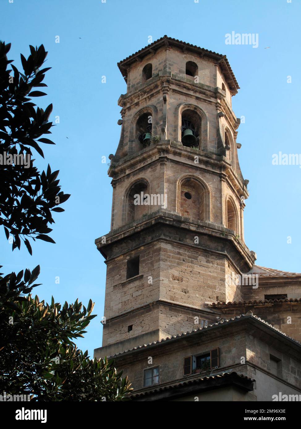 Palma, mallorca, Spanien. Der Glockenturm aus dem 18. Jahrhundert ist das Zentrum der St. nikolaus Kirche. Stockfoto