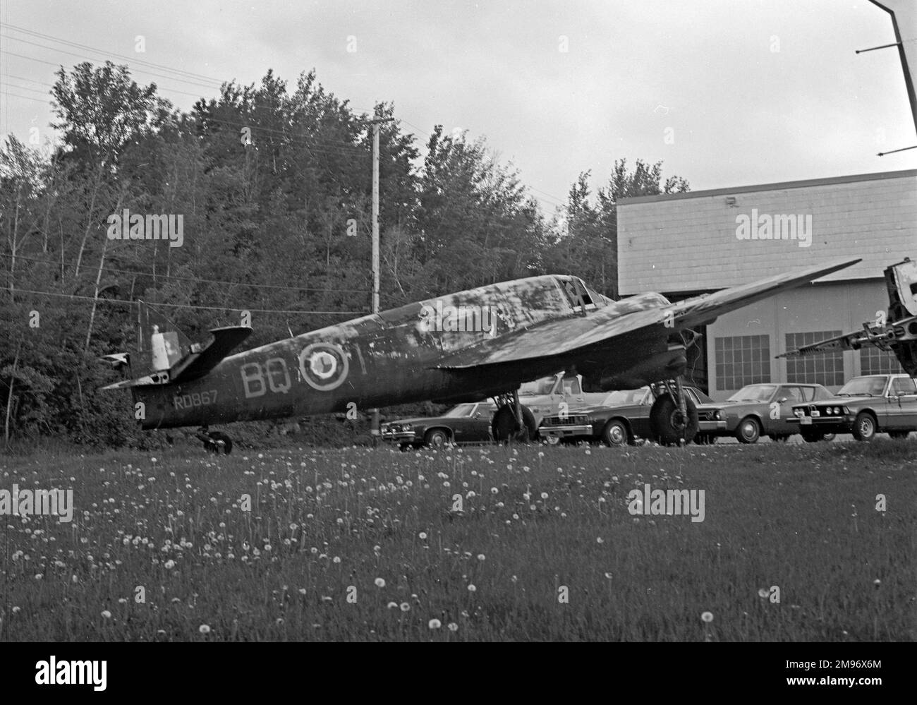 Der als Beaufighter TF.X (Torpedo Fighter Version) gebaute RD467 wurde in ein TT.X für Zielschleppen umgewandelt. Hier in schlechtem Zustand am Rockcliffe Airport in Ottawa, Kanada. Jetzt im Canada Aviation Museum. Stockfoto