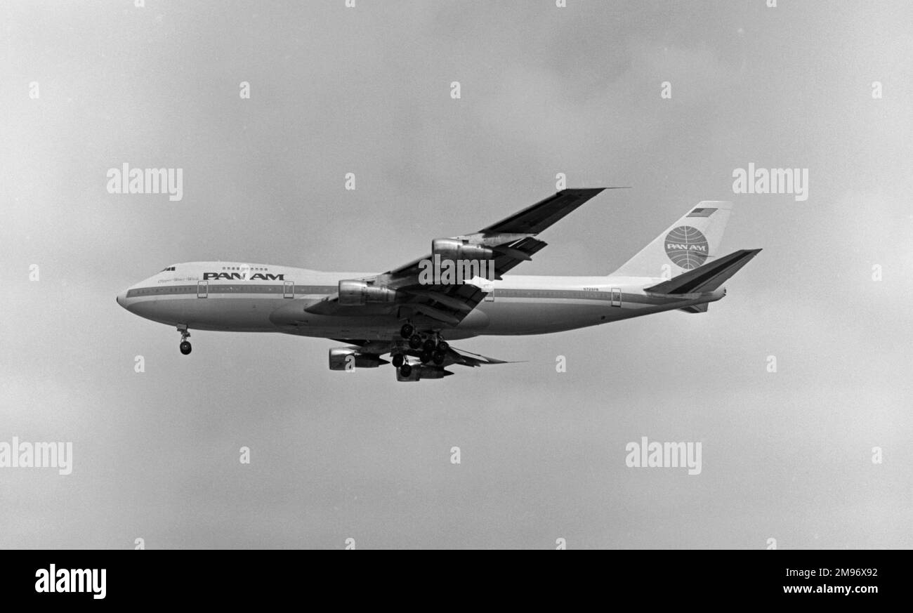 Eine Pan am 747-212B namens „Clipper Water Witch“, die die transatlantische Route flog. Stockfoto