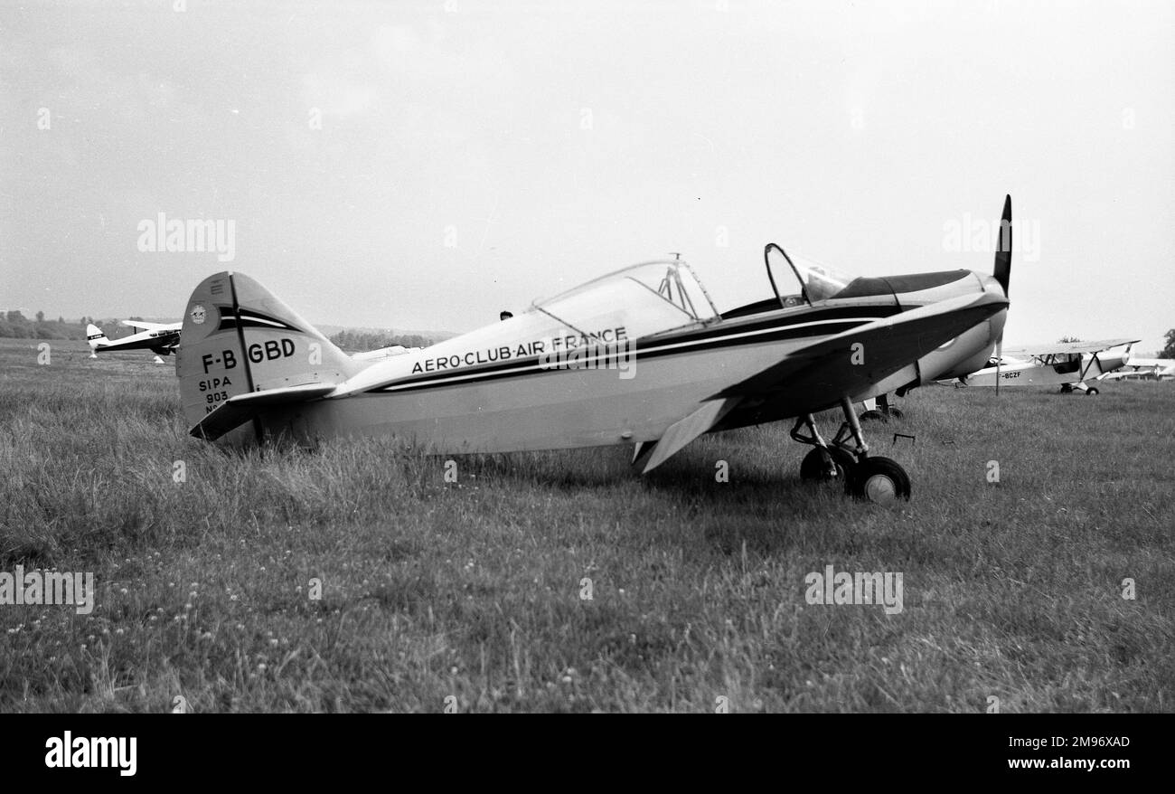 Comper CLA.7 Swift G-ABUS bei einer Kundgebung gegen 1955 Uhr, möglicherweise in Shoreham. approximately1932 für Shell Mex und BP Ltd. Gebaut, damals jedoch im Privatbesitz. Stockfoto