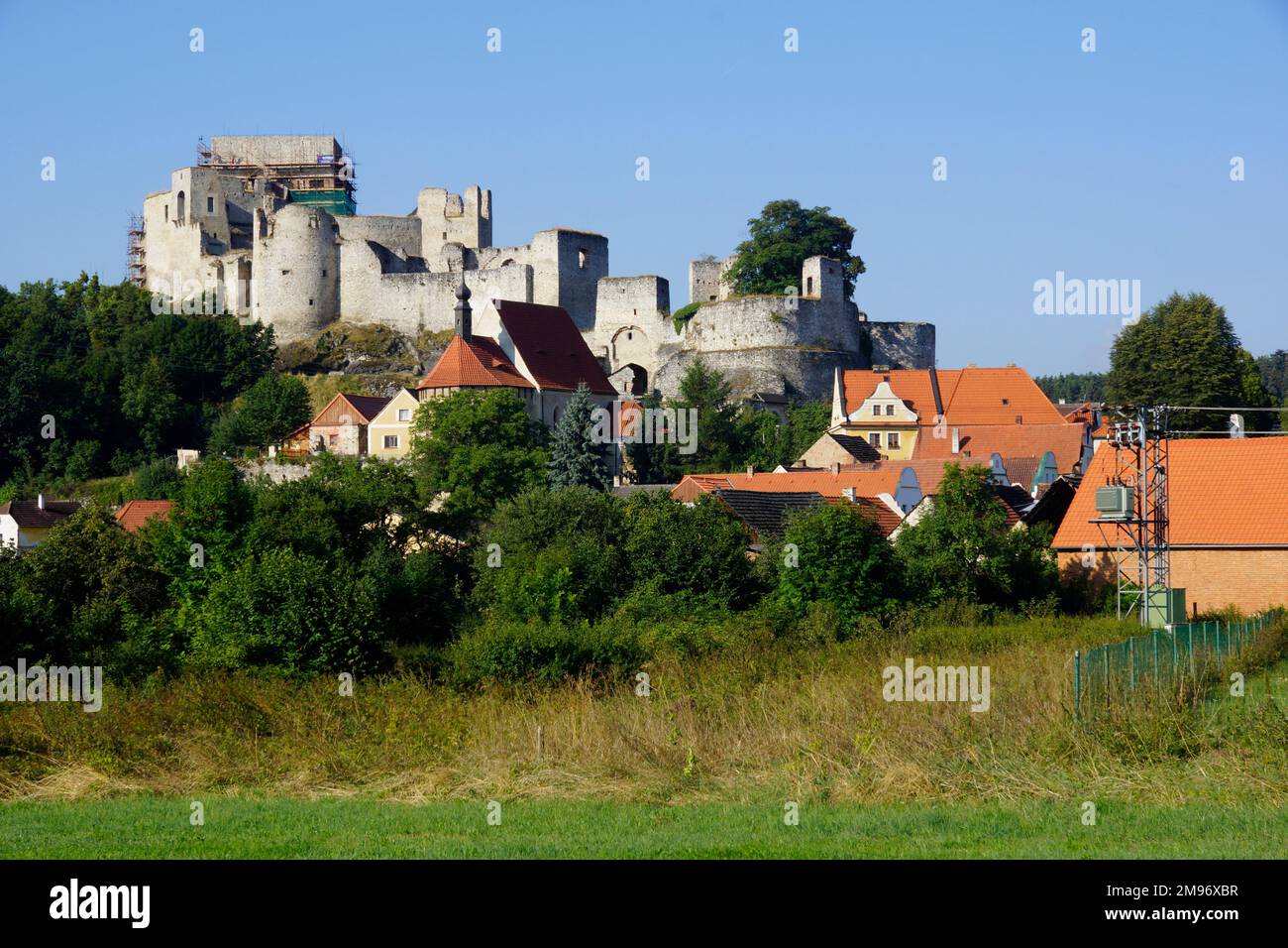 Tschechische Republik, nr. Horazdovice (Horaschdowitz), Rabi: Ruinen der Burg Rabi (14.-16. Jahrhundert) über dem Dorf. Stockfoto