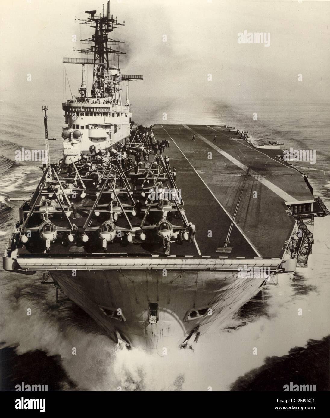 Hawker Sea Hawks parkten neben dem angewinkelten Deckbereich an Bord der HMS Ark Royal während Operationen im Mittelmeer. März 1957. Stockfoto