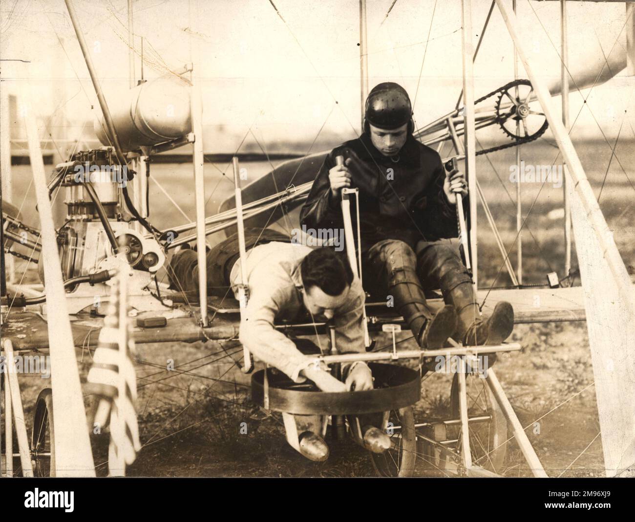 Riley E. Scott bereitete am 11. Oktober 1911 zwei 18lb-Bomben vor, die Captain Thomas Milling in einem Wright B der US Army Flight School im College Park, Maryland, in die Luft brachte, um Scotts Erfindung des weltweit ersten praktischen Bombenzielgeräts zu demonstrieren, das verschiedene Geschwindigkeiten und Höhen ermöglicht. Stockfoto
