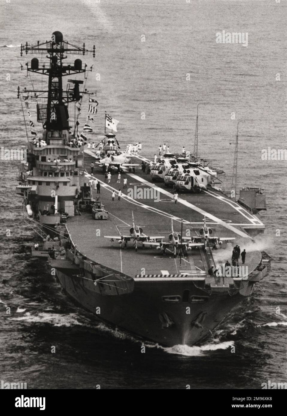 HMAS Melbourne direkt. HMAS Melbourne wurde 1943 als HMS Majestic festgelegt. Der Bau wurde Ende WW2 eingefroren, aber 1949 wieder aufgenommen, nachdem das Schiff von der RAN übernommen wurde. Es wurde 1955 in Auftrag gegeben. Stockfoto