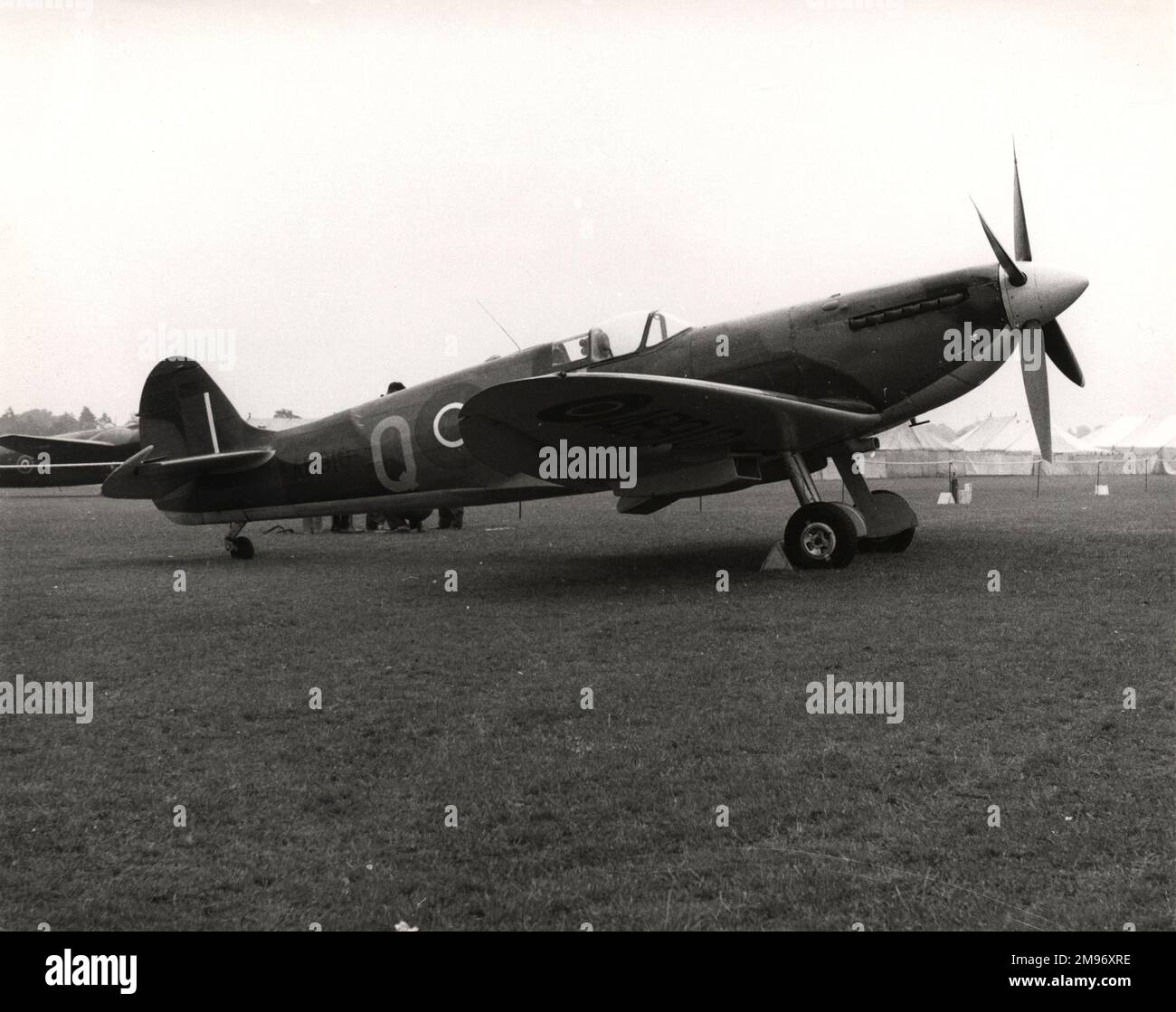 Supermarine Spitfire VB, AB910, auf der Wisley Garden Party 1956. Dieses Flugzeug fliegt derzeit mit dem RAF Battle of Britain Memorial Flight. Stockfoto