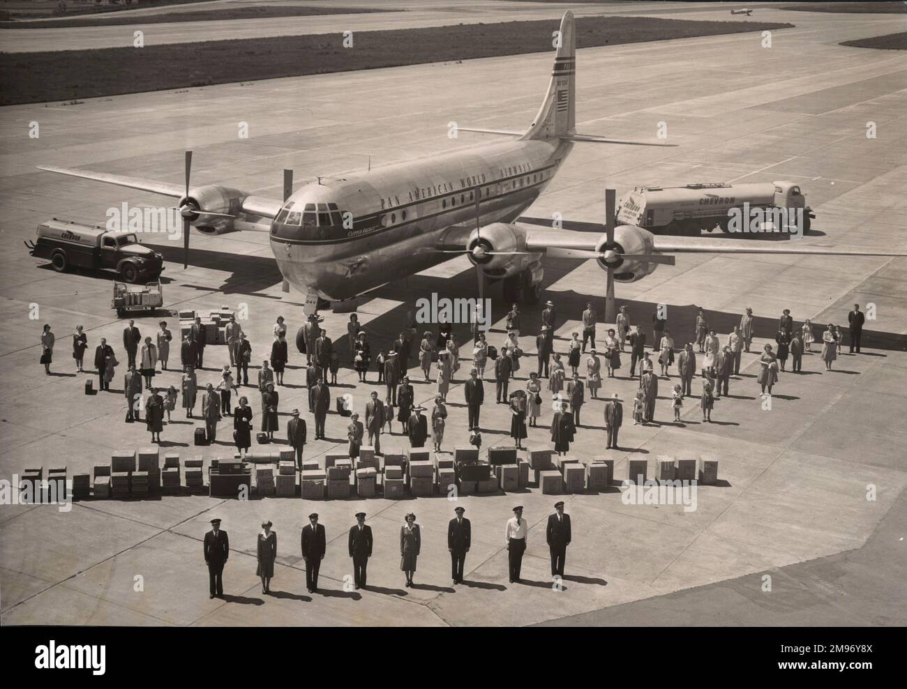Eine Boeing 377 Stratokruistin von Pan American World Airways posiert mit ihrer Crew und ihren Passagieren. Stockfoto