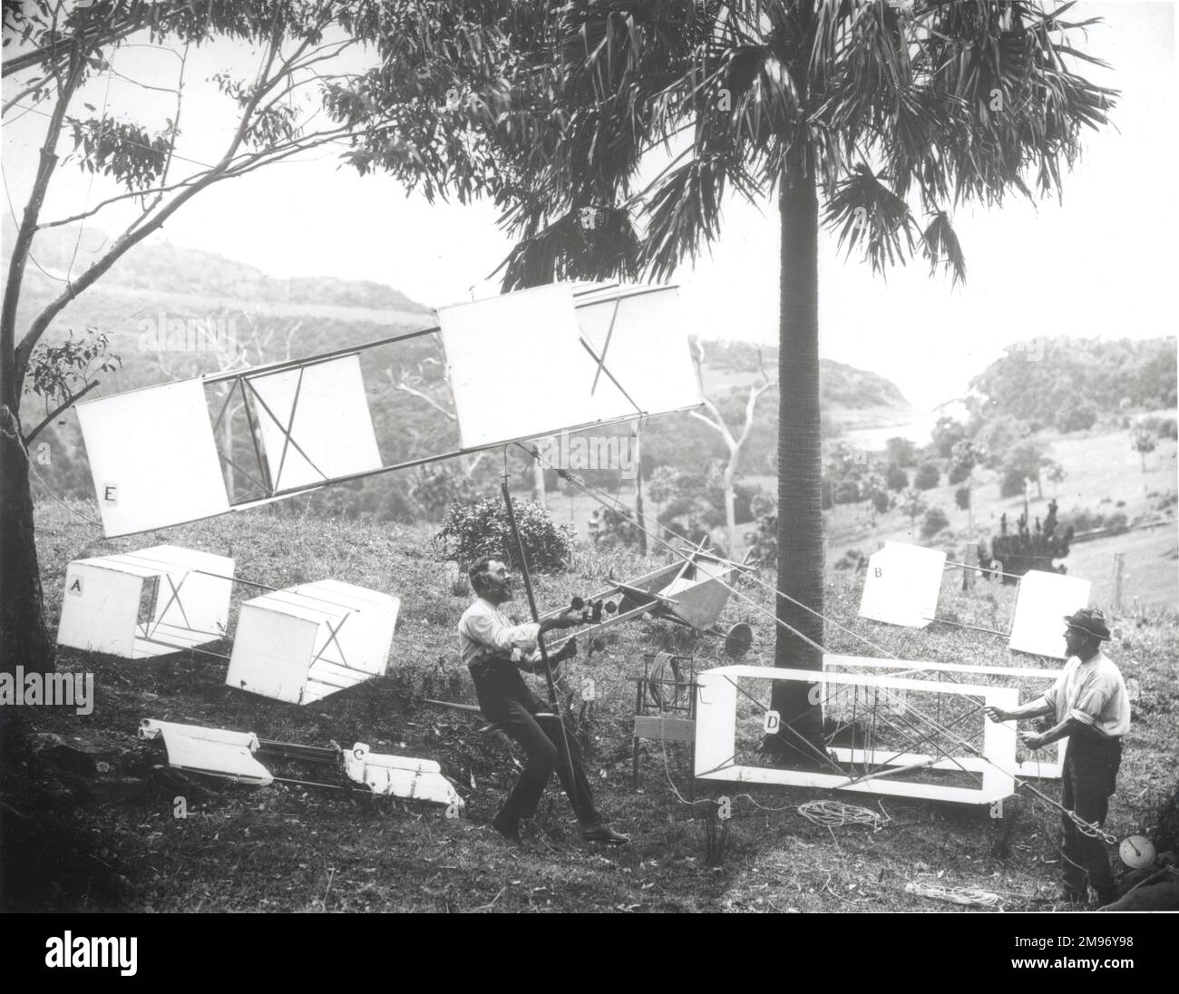 Lawrence Hargrave und James Swaine experimentieren mit vier Menschentragenden Drachen, basierend auf Hargraves Erfindung der Box-Drachen-Struktur. Stockfoto