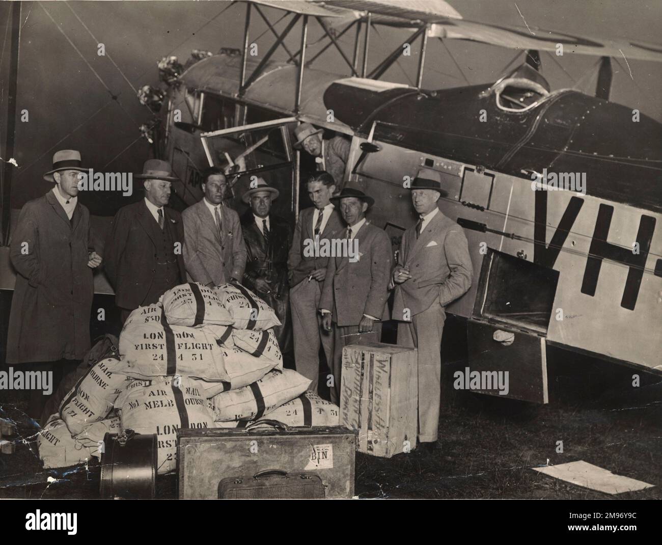 Die erste Luftpost von Australien nach England verlässt Archerfield Aerodrome am 25. April 1931 um 6 Uhr. Von links: Hudson Fysh, md, Qantas; C. Fisher, Leiter des Postwesens; R.B. Tapp, Pilot, W.A. Baird, Betriebsleiter, Qantas; G.C. Chick, Ingenieur, Bristol Co., W.S.K. Walker, Ingenieur, Bristol Co und H.H. Harman, Sekretär, Qantas. Stockfoto