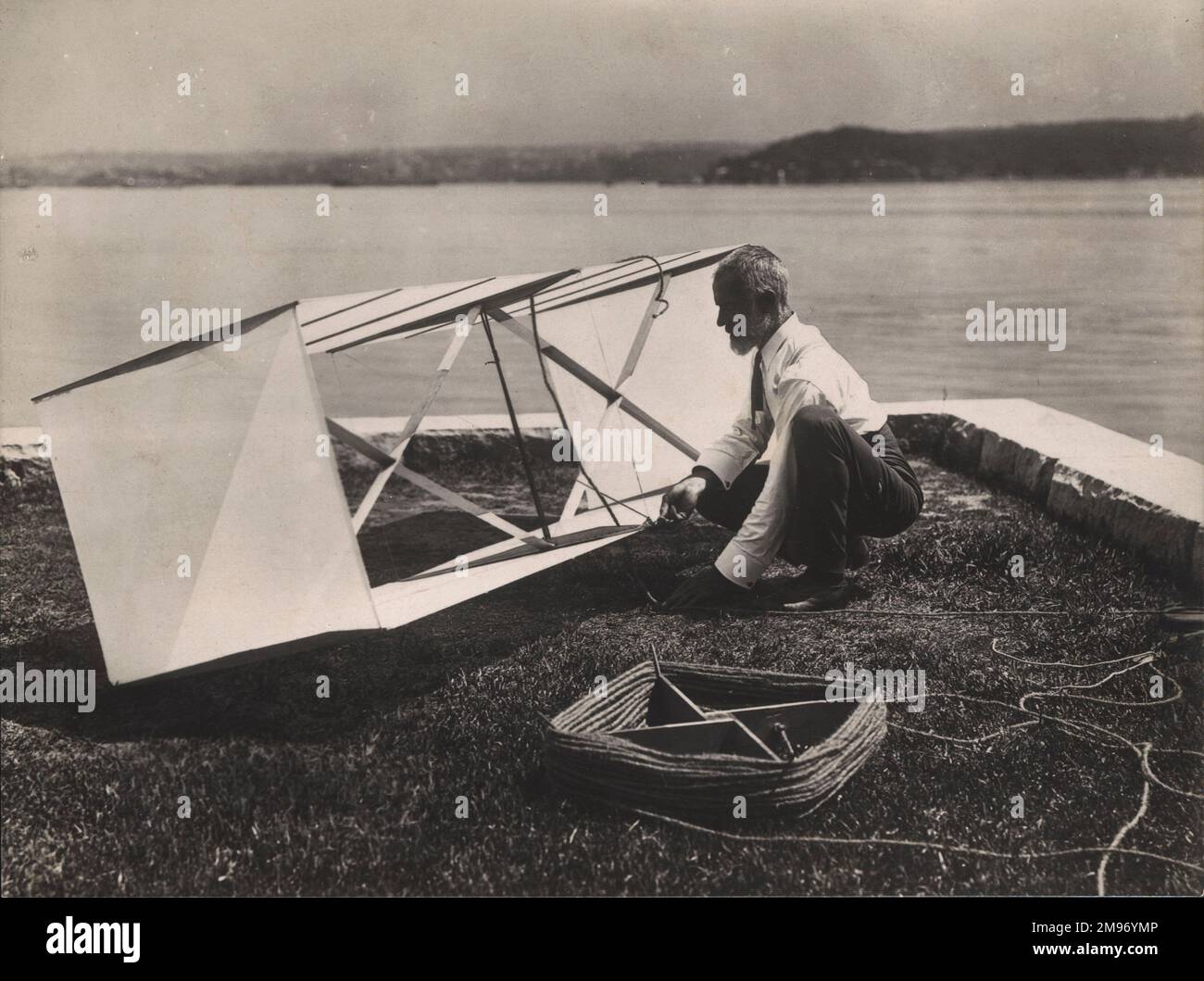 Lawrence Hargrave und sein Einzelzellen-Boxdrachen. Stockfoto