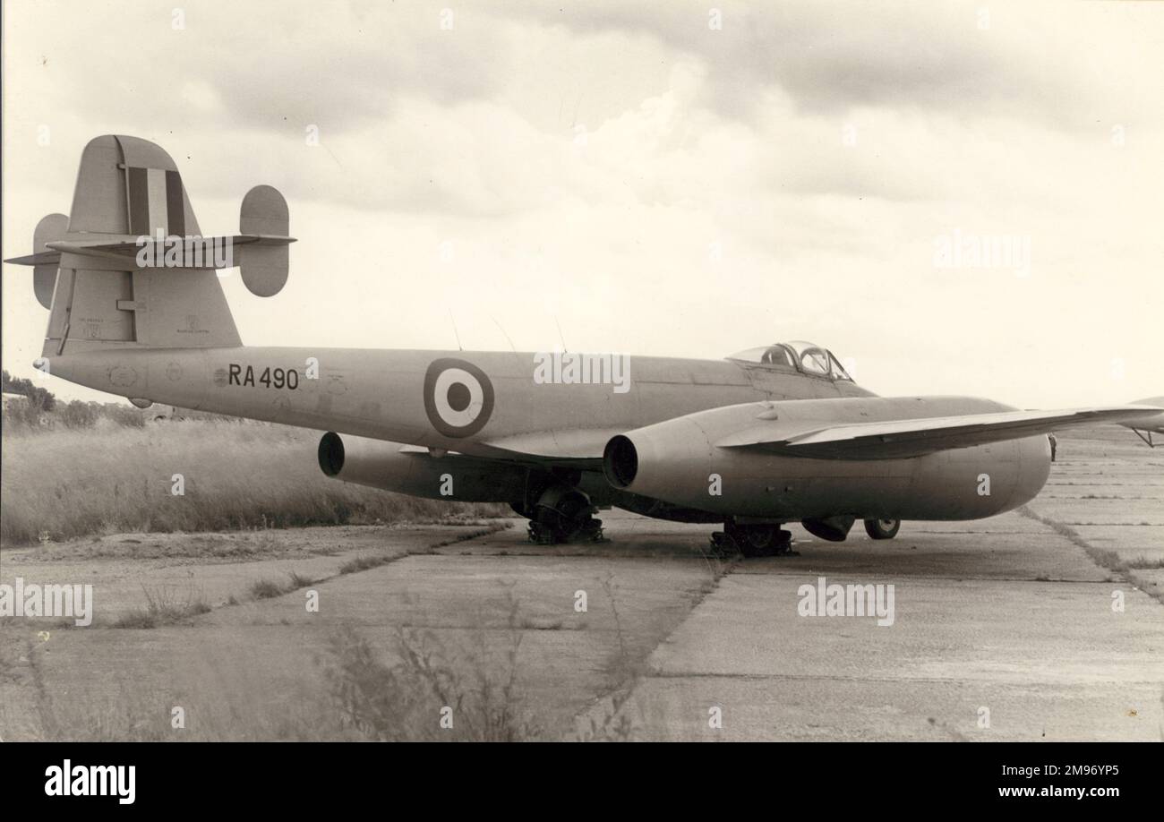 Gloster Meteor F4, RA490, nach dem Einsatz als Beryl-Triebwerktestgerät wurde das Flugzeug stark modifiziert, um zwei Rolls-Royce Nene Turbojets für Versuche mit einem Düsenablenksystem zu nehmen. Stockfoto
