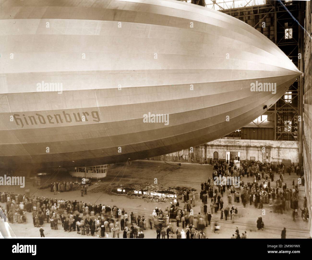 Luftschiffbau Zeppelin LZ 129 Hindenburg nach seiner Ankunft in Lakehurst, New Jersey, am 10. Mai 1936 nach seinem ersten Flug von Friedrichshafen nach Nordamerika. Die Hindenburg sollte 50 Passagiere in einem regelmäßigen Linienflugverkehr über den Nordatlantik in Luxus befördern, doch die Zerstörung durch Feuer während der Landung in Lakehurst in den frühen Morgenstunden des 7. Mai 1937 beendete das „goldene Zeitalter“ der großen Passagierluftschiffe, die in den 1930er Jahren beobachtet wurden. Stockfoto