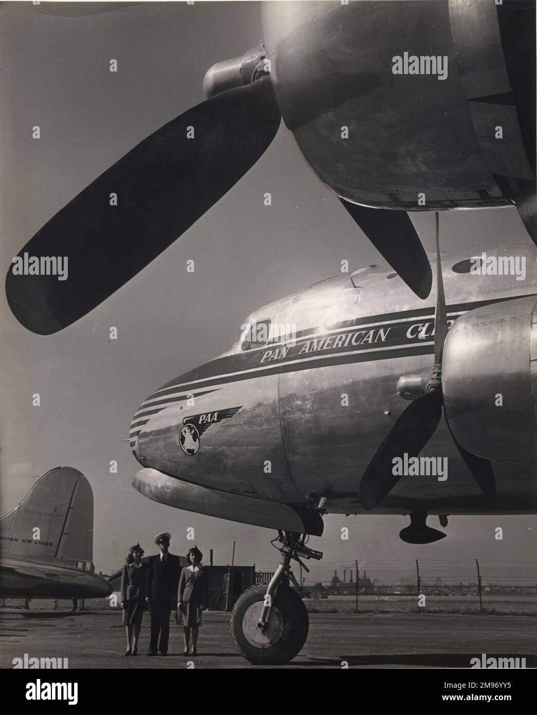 Kabinenbesatzung vor einem Douglas DC-4 von Pan American World Airways. Stockfoto