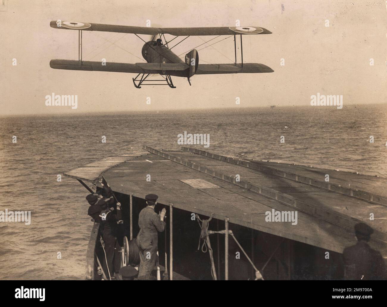 Ein Sopwith 1½ Strutter startet von einem Schiff. Stockfoto