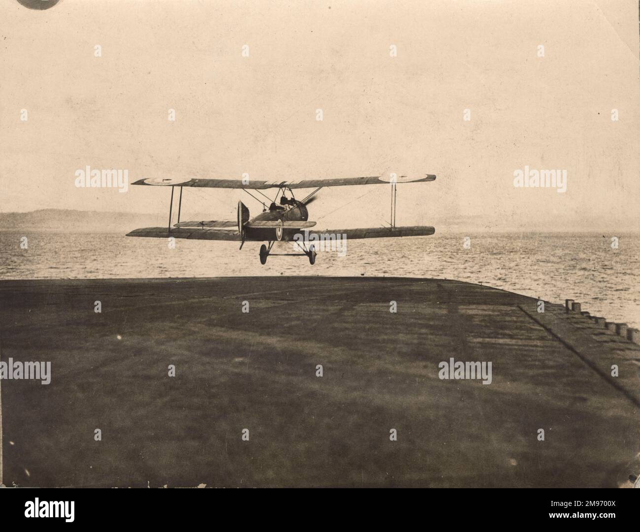 A Sopwith 1½ Strutter startet von HMS Furious, 25. März 1918. Stockfoto