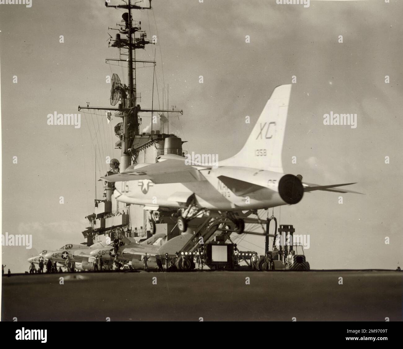 Ein Kreuzritter der Vought F8U-1, 141358, landet auf der USS Franklin D. Roosevelt. Stockfoto