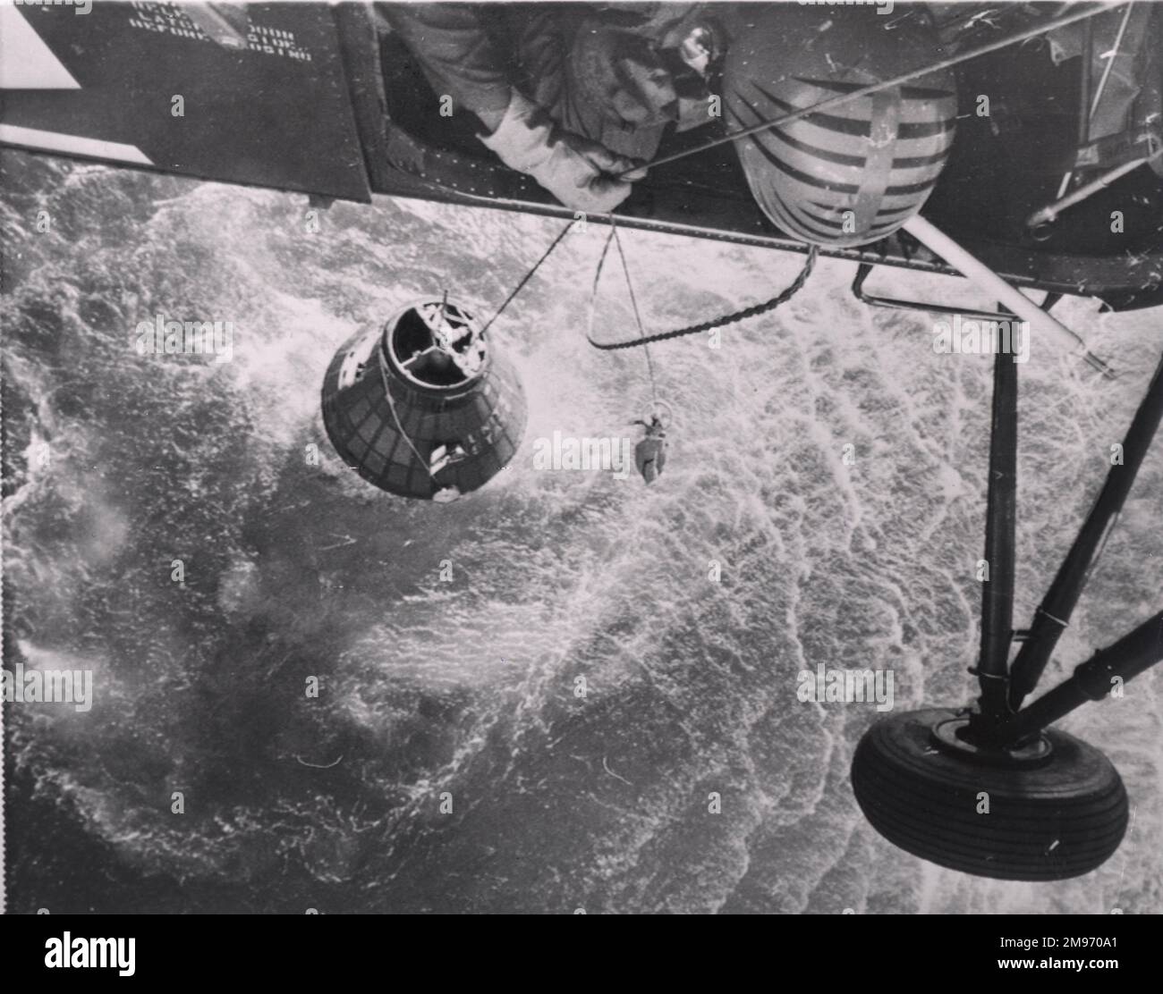 Ein Hubschrauber versucht, die überflutete Liberty Bell 7 aus dem Meer zu heben, bevor er gezwungen wird, das Schiff zu verlassen. 21. Juli 1961 Stockfoto