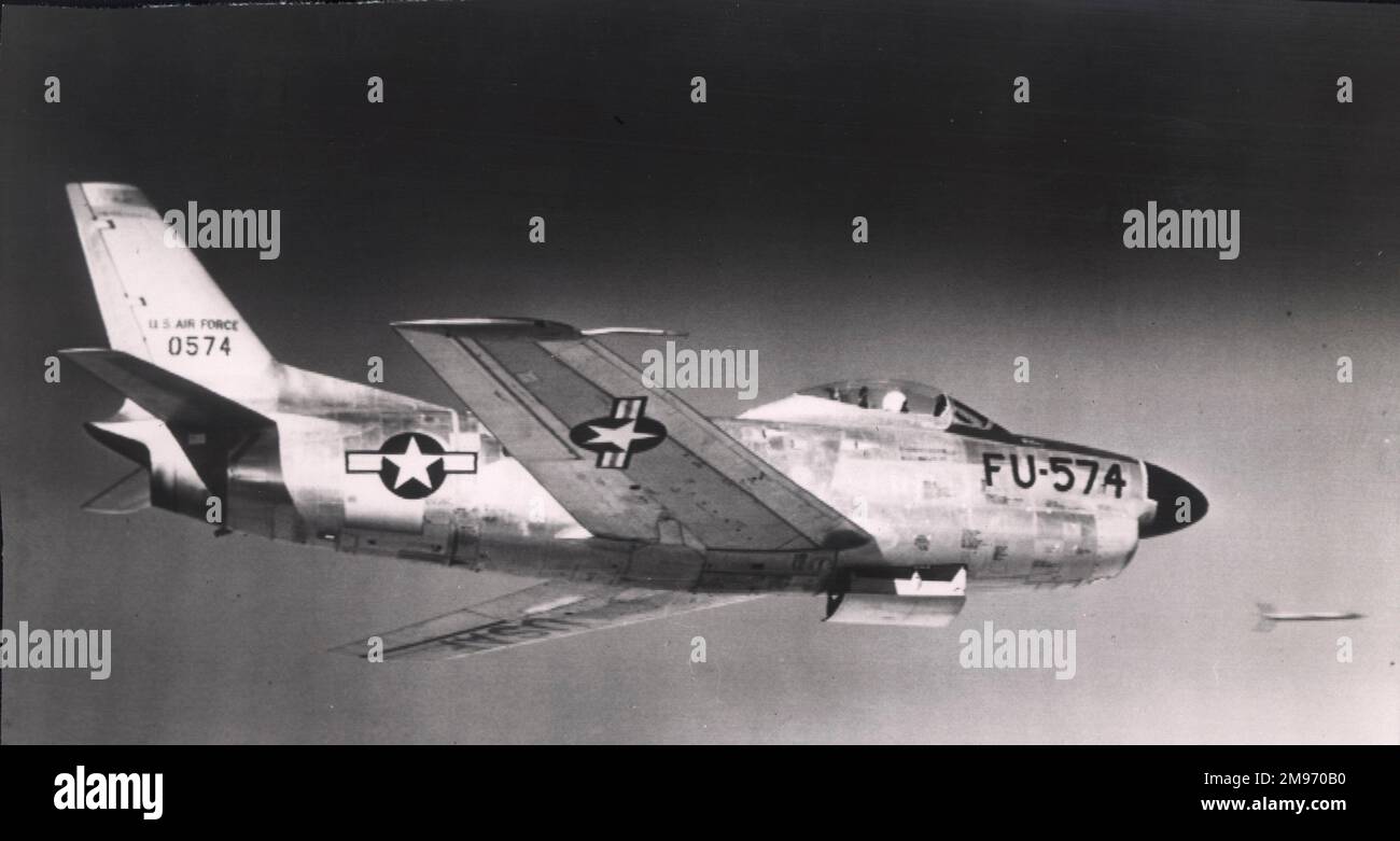 Rakete feuert nordamerikanische F-86D Sabre. Stockfoto