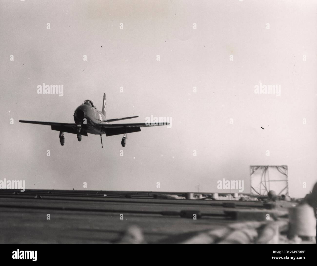 Ein nordamerikanischer FJ-1 Fury im Landeanflug. Stockfoto