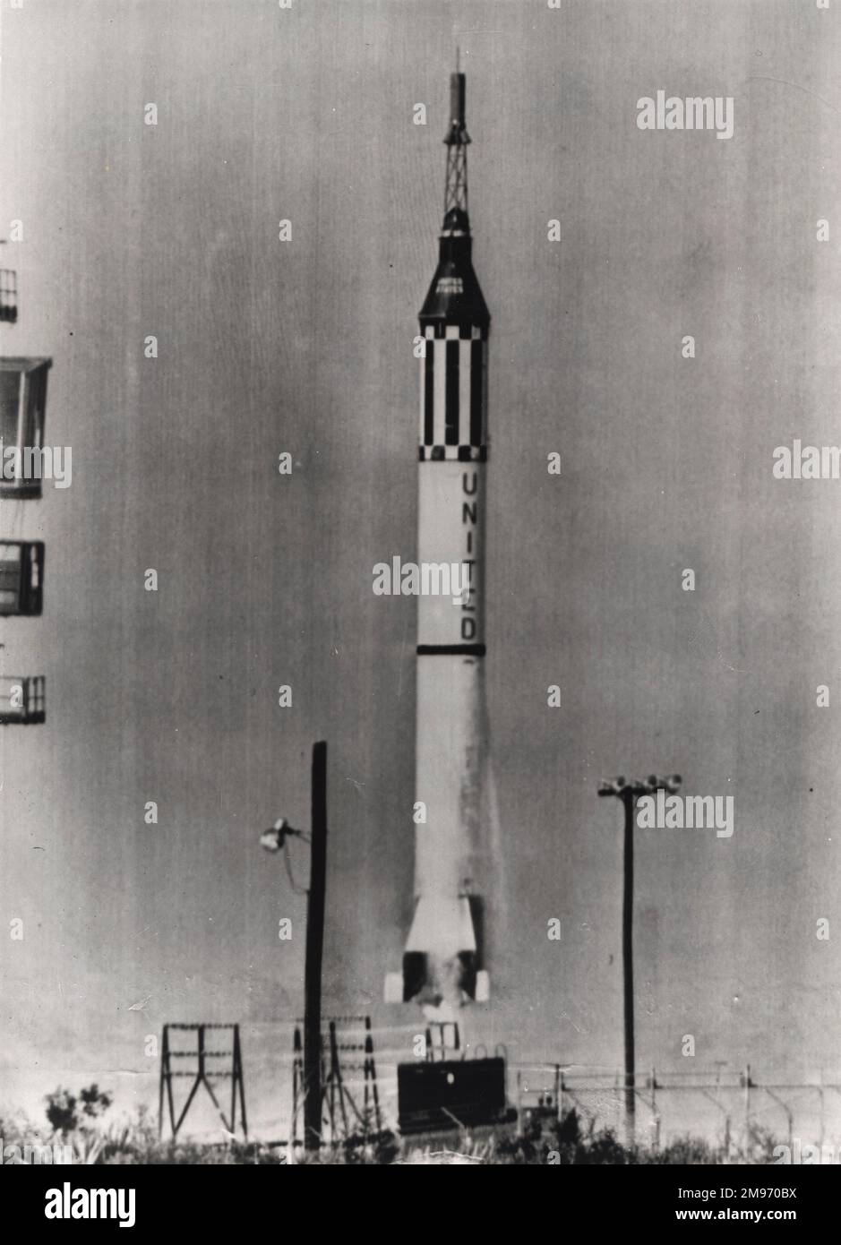 Die Mercury-Redstone-Rakete, die Virgil Grissom auf dem zweiten bemannten suborbitalen Raumflugzeug der USA transportierte, hebt ab. Die Quecksilberkapsel hieß Liberty Bell 7. 21. Juli 1961 Stockfoto