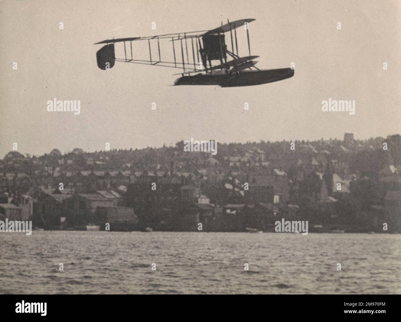 Sopwith bat Boat I angetrieben von einem 100hp grünen Motor, der über den Solent fliegt. Die Mortimer-Singer-Maschine. 1913. Stockfoto