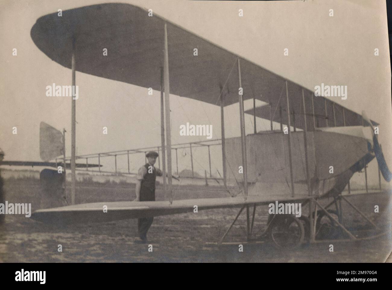 Das Sopwith Hybrid Biplane, das erste Sopwith gebaut hat. 1912. Dieses Flugzeug könnte zwei Passagiere vor dem Piloten befördern. Stockfoto