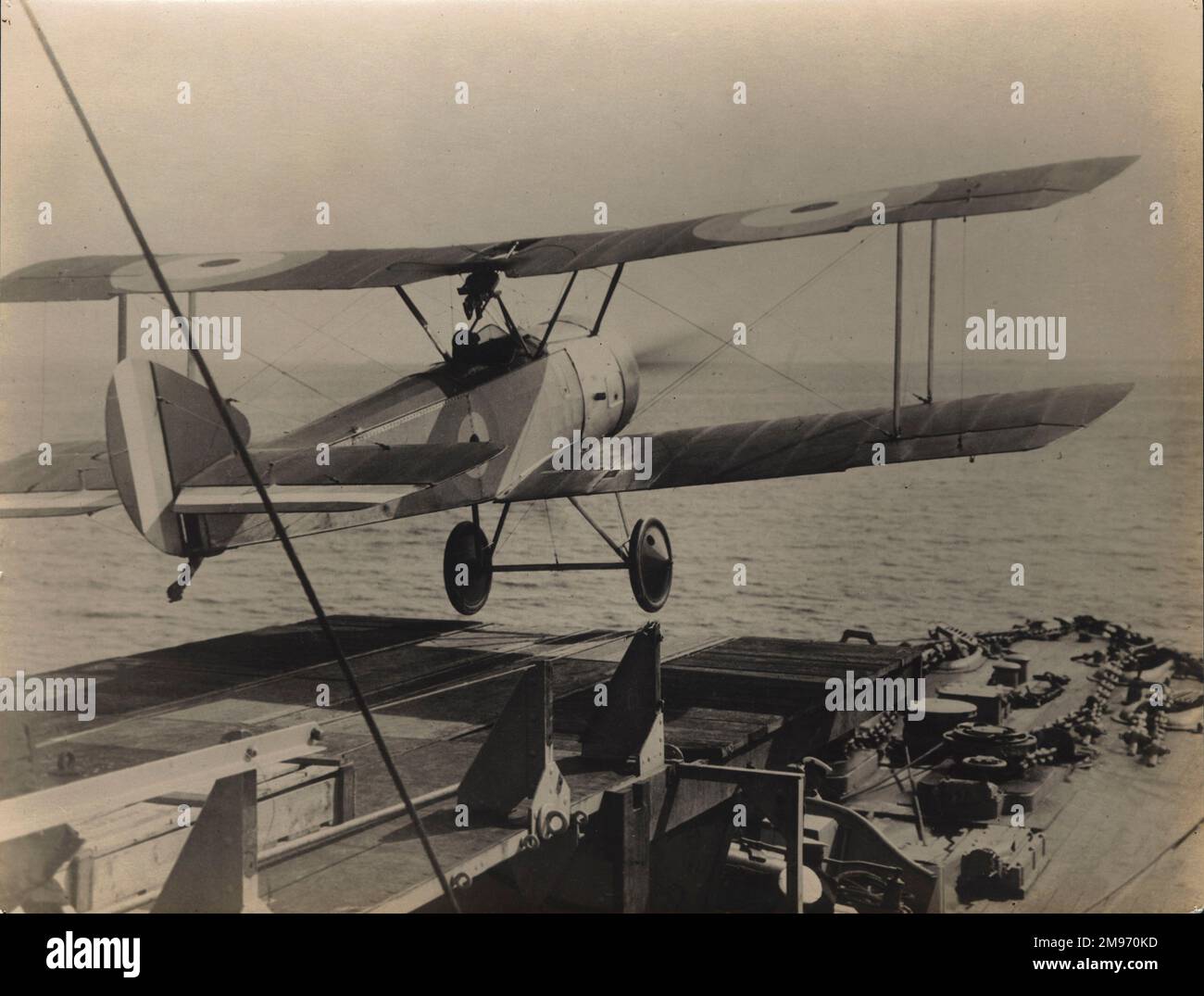 SQN LDR Rutland fliegt am 28. Juni 1917 einen Sopwith Hup vor HMS Yarmouth. Der Welpe soll N6431 sein. Stockfoto