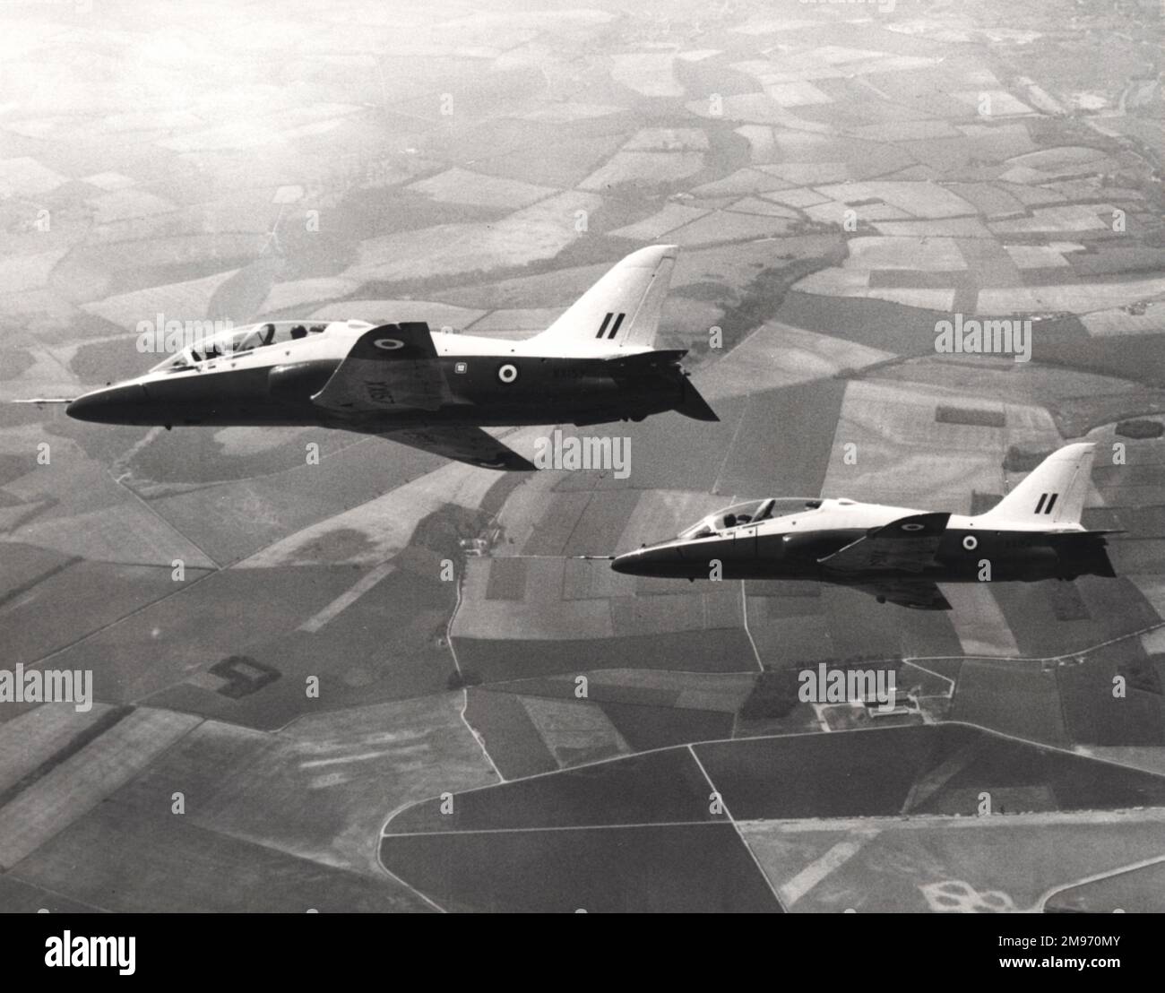Der erste Falke, XX154, in der Luft mit XX157, der im April 1975 zum ersten Mal flog. Stockfoto