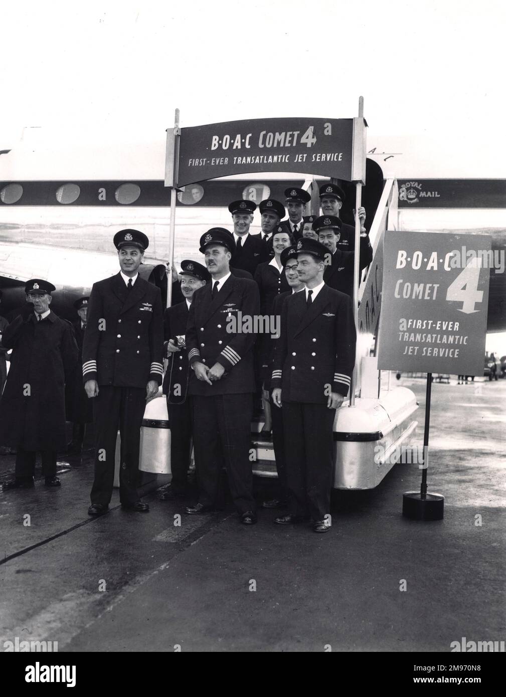 Die Besatzung des ersten Comet 4 (G-APDC) ist am 4. Oktober 1958 in New York. Captain J.B. Linton (vorderste Reihe ganz links), Capt Roy Millichap (erste Reihe in der Mitte) und Capt I.J. Monk (erste Reihe rechts). Außerdem: E/O Kingston (mit Kamera), E/O F.T. Durkin, N.O. D. Thompson, Stewardess T. Mullis, E/O L.W.R. MCLAREN, R/O AM MORGEN Ruthven, Steward E.A. Johnson, Steward I.N. Flanagan und Steward R.L. Dunkley. Stockfoto