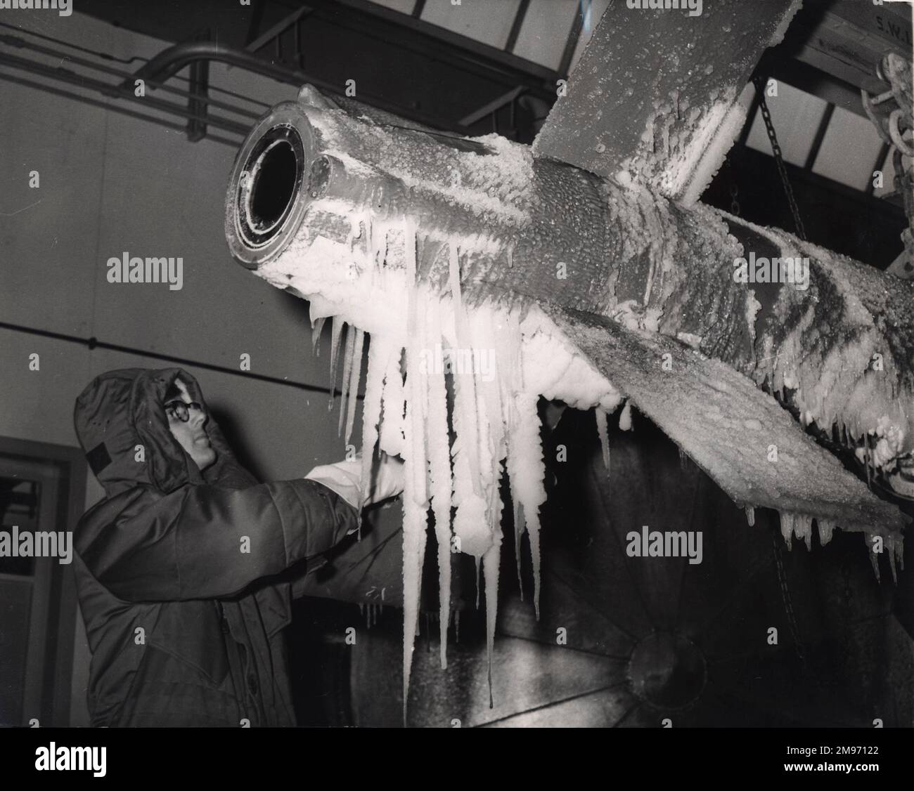 Ein Techniker inspiziert eine Schiff-Luft-Rakete von Armstrong Whitworth Seaslug, nachdem sie in der Klimakammer des Unternehmens bei arktischen Temperaturen getestet wurde. November 1959. Stockfoto